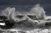أمواج عاتية على شاطئ برايتون جنوب إنكلترا بسبب عاصفة سياران القوية