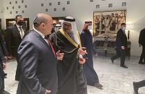 وزير الخارجية البحريني عبد اللطيف بن راشد الزياني يستقبل رئيس الوزراء الإسرائيلي السابق نفتالي بينيت في مطار المنامة - 2022 صوررة أرشيفية