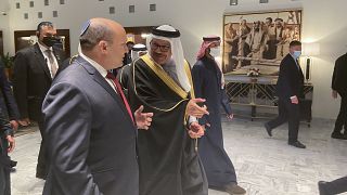 وزير الخارجية البحريني عبد اللطيف بن راشد الزياني يستقبل رئيس الوزراء الإسرائيلي السابق نفتالي بينيت في مطار المنامة - 2022 صوررة أرشيفية