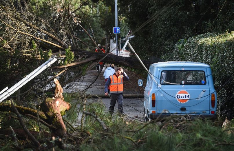 Aufräumarbeiten nach dem Sturm Ciarán in La Baule-les-Pinswestern in Frankreich am 2. November 2023.