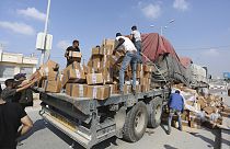 Camiões com bens de primeira necessidade seguem para  Gaza