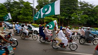Pakistan'ın bağımsızlığını kutlayan vatandaşlar
