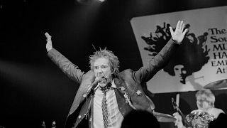  Джони Ротън, водач на британската пънк група Sex Pistols жестикулира по време на дебюта им в Съединените щати, в Атланта, Джорджия, 6 януари 1978 година 