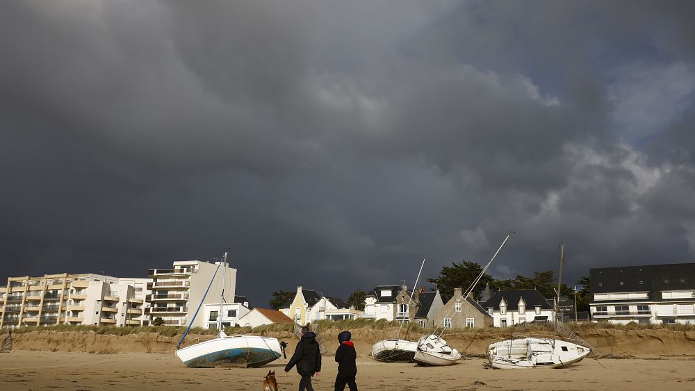 VIDEO: VIDEO: Storm Ciaran raast zo hevig – niet alleen Frankrijk wordt getroffen