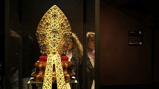 Die kostbare Bischofsmitra im Schatzmuseum von Neapel