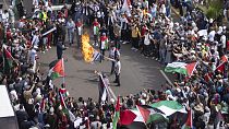 مغاربة يحرقون العلم الإسرائيلي أثناء مشاركتهم في مظاهرة تضامنية مع الفلسطينيين في غزة وضد التطبيع مع إسرائيل، في الدار البيضاء، المغرب، 29 أكتوبر 2023.