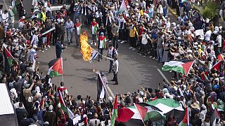 مغاربة يحرقون العلم الإسرائيلي أثناء مشاركتهم في مظاهرة تضامنية مع الفلسطينيين في غزة وضد التطبيع مع إسرائيل، في الدار البيضاء، المغرب، 29 أكتوبر 2023.
