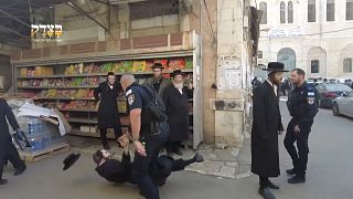 رجال شرطة إسرائيليون يهاجمون يهودا متدينين في القدس بسبب تضامنهم مع الفلسطينيين