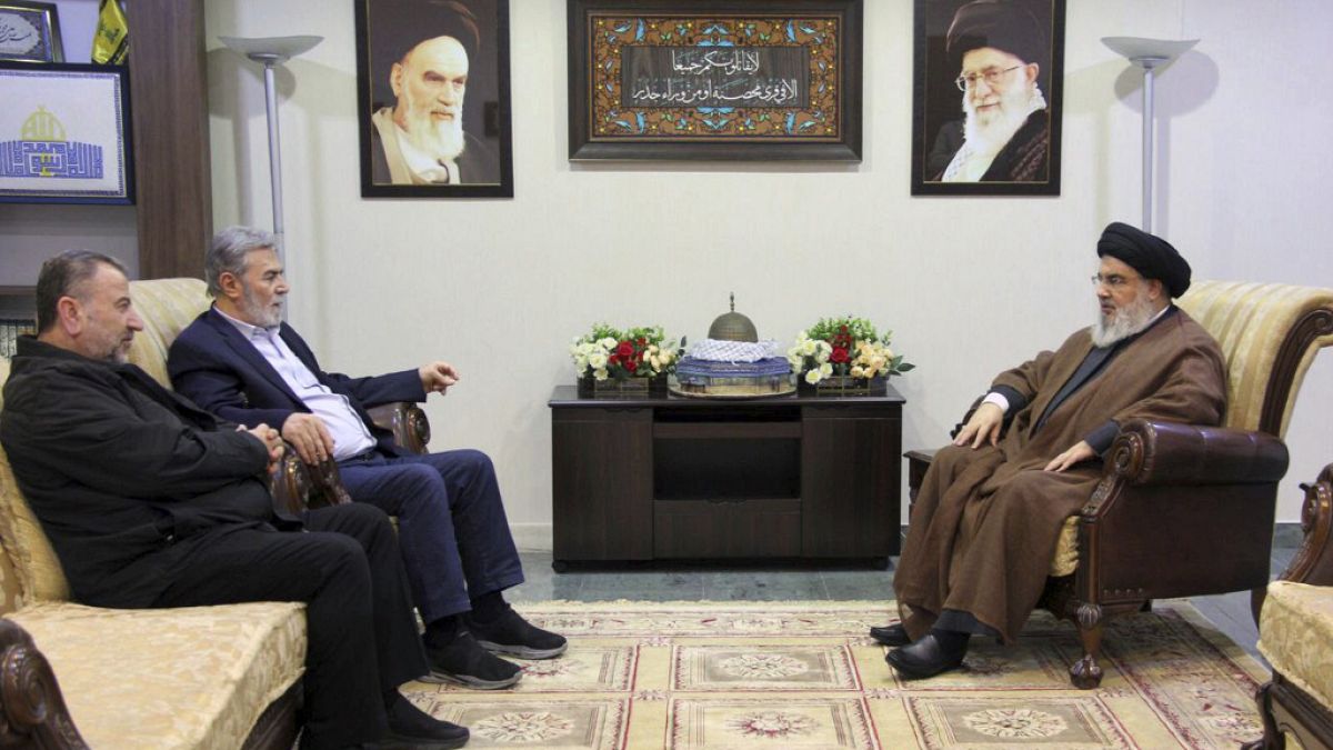 Hizbullah lideri Hasan NAsrallah (sol), İslami Cihat lideri Ziyad el Nahale (ortada) ve Hamas Siyasi Büro Başkan Yardımcısı Salih el Aruri ile görüşürken