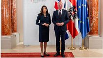 Die britische Innenministerin Suella Braverman und der österreichische Innenminister am 2. November 2023 in Wien.