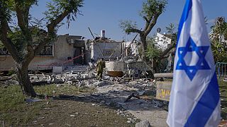 Egy izraeli tartalékos katona megvizsgálja az édesanyja házában keletkezett károkat, egy nappal azután, hogy a házat a Gázai övezetből kilőtt rakéta találta el