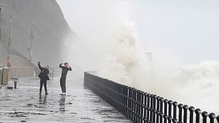 Κύματα χτυπόύν προκυμαία στο Φολκστοουν της Μεγάλης Βρετανίας