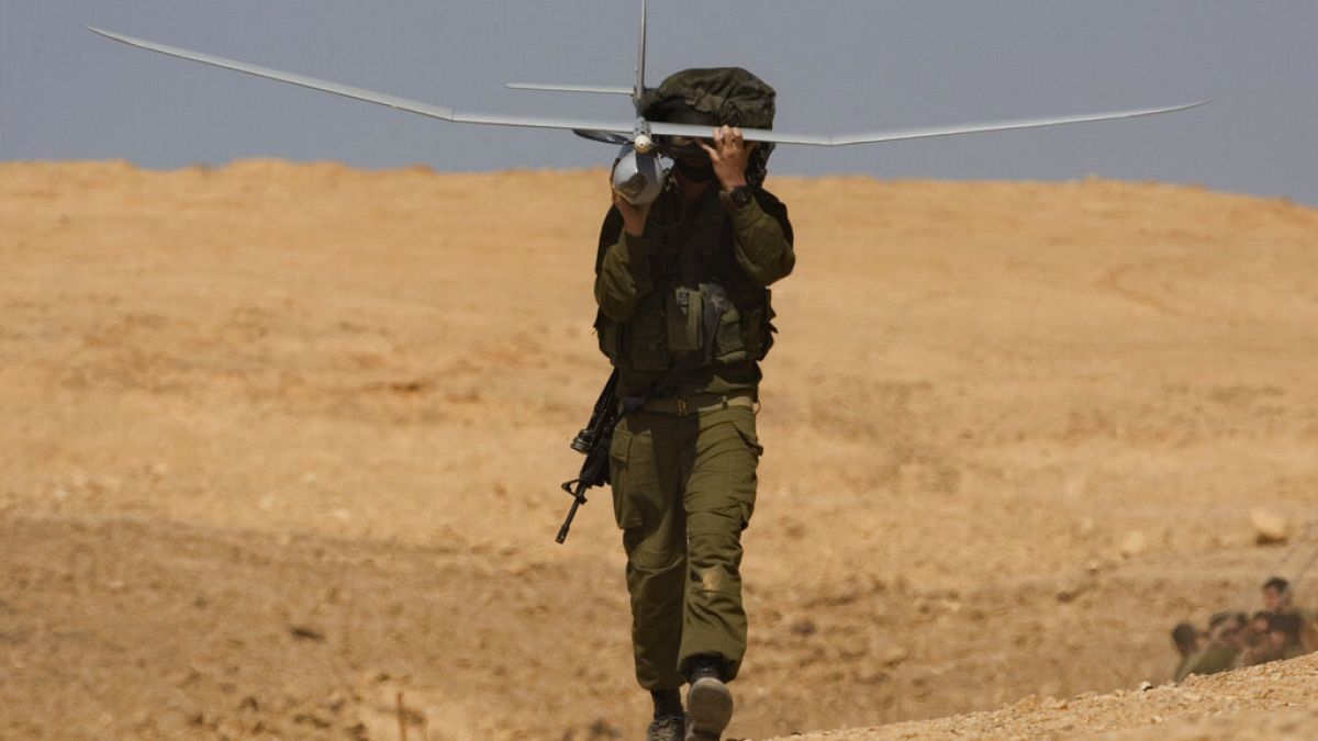 جندي إسرائيلي يحمل طائرة بدون طيار خلال تدريب عسكري 