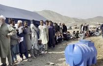 Sorban álló hazatérő afgánok az ideiglenes táborban