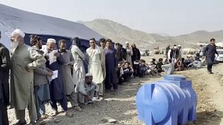 Sorban álló hazatérő afgánok az ideiglenes táborban