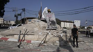 فلسطينيون يفحصون الأضرار بعد غارة للجيش الإسرائيلي على جنين، الضفة الغربية، الجمعة 3 نوفمبر 2023.