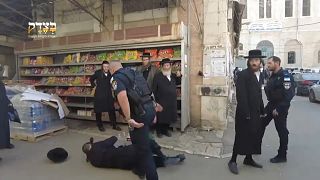 Polícia israelita agride judeus ultra-ortodoxos