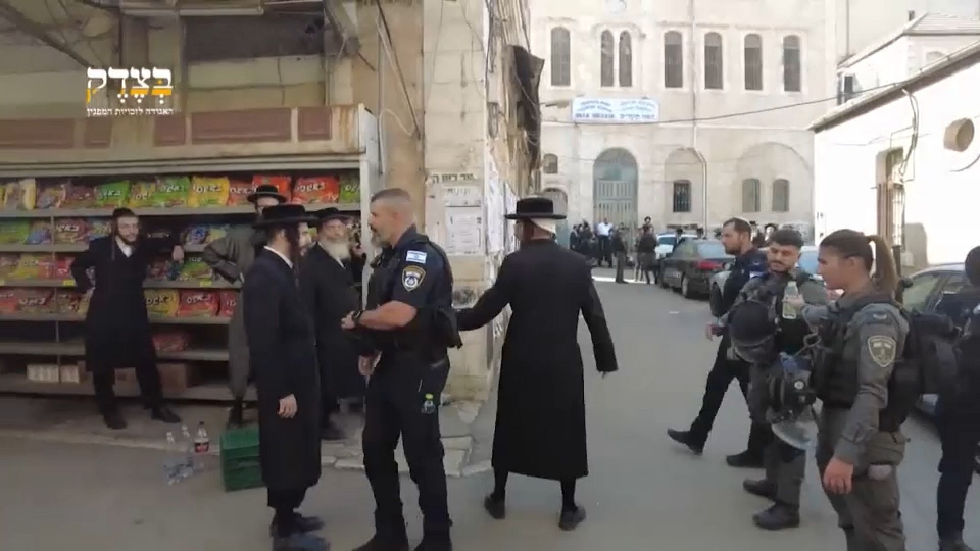 Видео. Израильская полиция избивает евреев-хасидов, сочувствующих  палестинцам