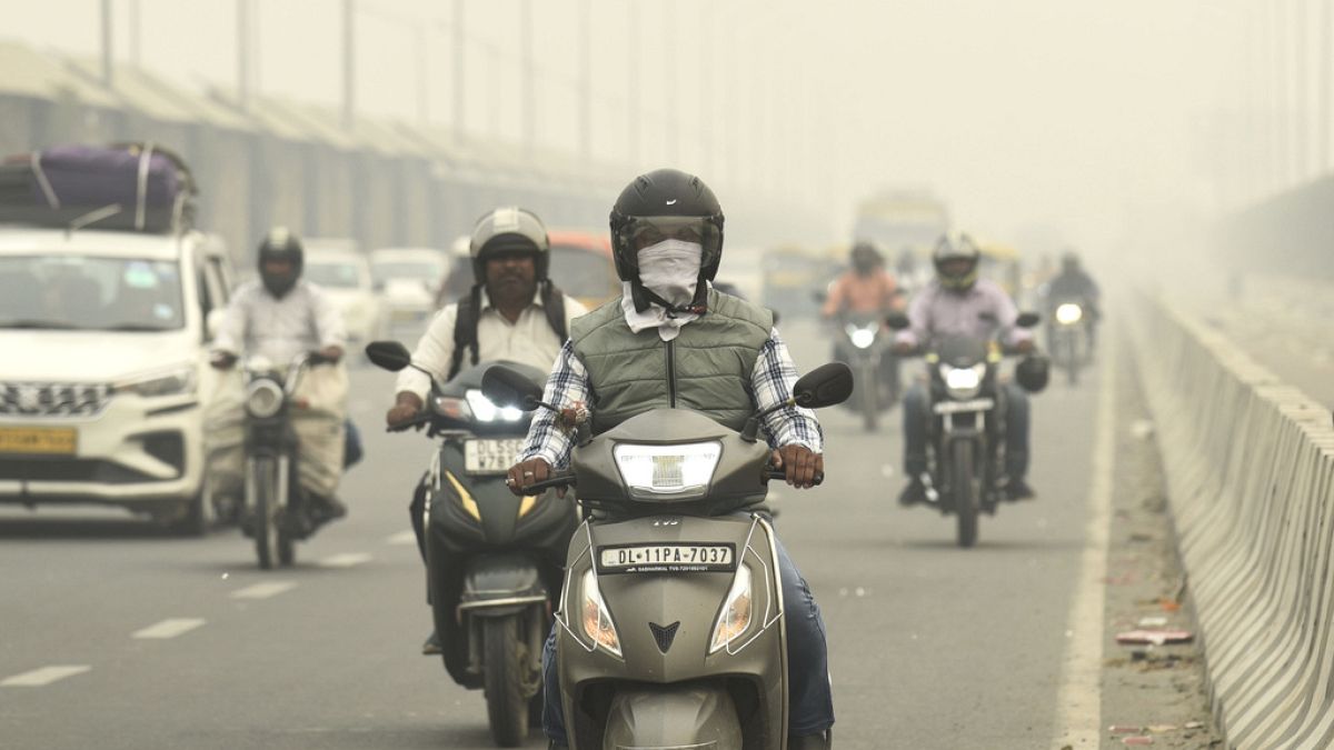 Motorosok a szmogban Delhiben