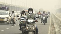 Motorosok a szmogban Delhiben