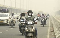 حركة المرور على طريق يحيط به الضباب والضباب الدخاني في نيودلهي، الهند، الجمعة 3 نوفمبر 2023.