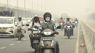 حركة المرور على طريق يحيط به الضباب والضباب الدخاني في نيودلهي، الهند، الجمعة 3 نوفمبر 2023.