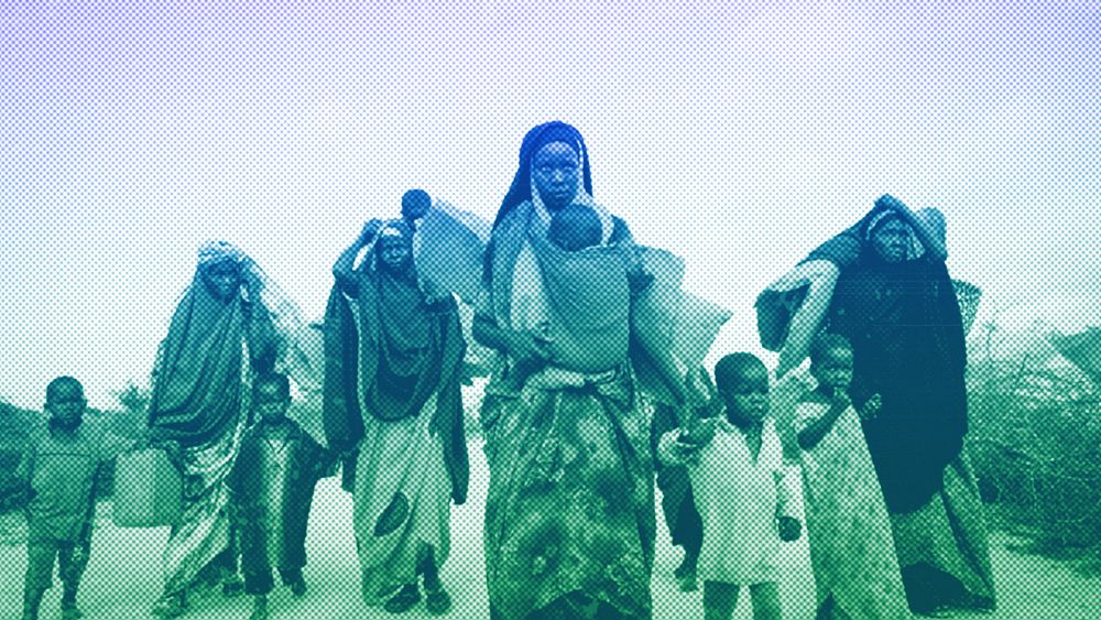 Сомалийци избягали от засегнатите от суша райони носят вещите си