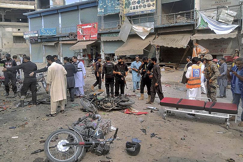 مسؤولون أمنيون يتفقدون موقع انفجار قنبلة في ديرا إسماعيل خان