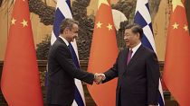 Ο πρωθυπουργός Κυριάκος Μητσοτάκης (Α) συναντάται με τον πρόεδρο της Λαϊκής Δημοκρατίας της Κίνας Σι Τζινπίνγκ στο Μέγαρο του Λαού στο Πεκίνο,