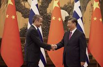 Ο πρωθυπουργός Κυριάκος Μητσοτάκης (Α) συναντάται με τον πρόεδρο της Λαϊκής Δημοκρατίας της Κίνας Σι Τζινπίνγκ στο Μέγαρο του Λαού στο Πεκίνο,