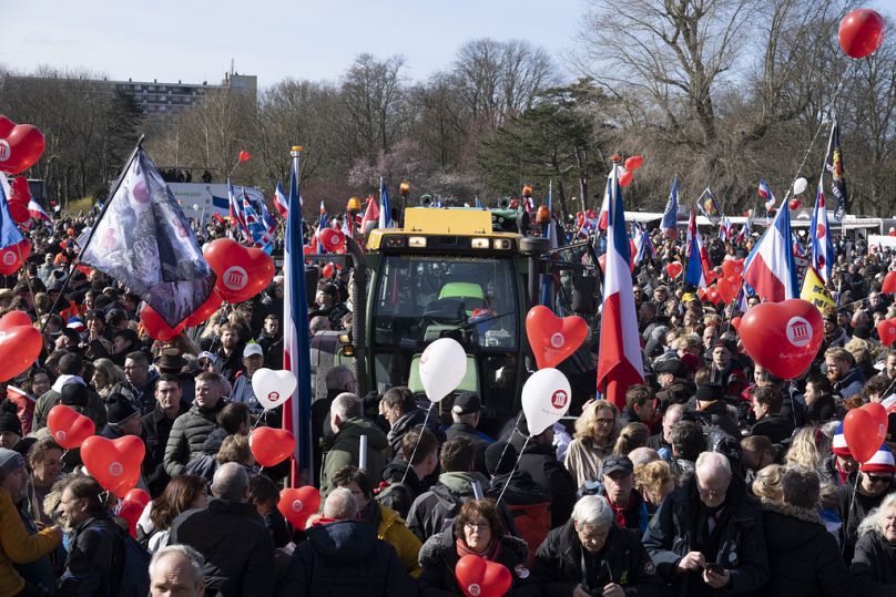 Milhares de manifestantes num protesto anti-governamental de organizações de agricultores em Haia, Holanda, sábado, 11 de março de 2023