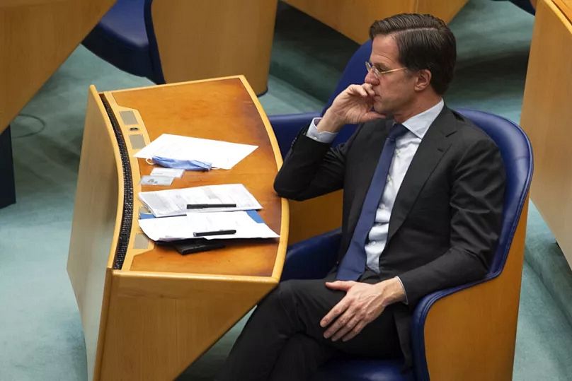 Der kommissarische niederländische Ministerpräsident Mark Rutte hört sich eine Debatte im Parlament an