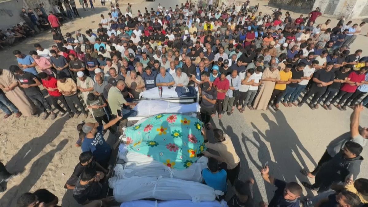 Trauerfeier für getöteten Journalisten und seine Familie in Khan Younis in Gaza