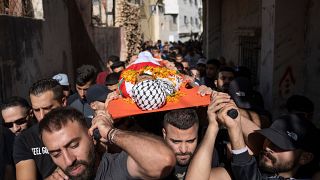 فلسطينيون يشيعون جثمان إبراهيم زايد الذي قتله جنود إسرائيليون في مخيم قلنديا جنوبي رام الله