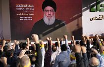 Haszan Naszrallah beszédét nézik az emberek egy kivetítőn Bejrútban 2023 november 3-án. 