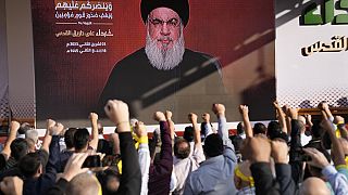 Jubelnde Anhänger von Hassan Nasrallah vor einer Leinwand