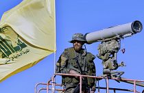 Archív fotó: Hezbollah-katona figyel a libanoni-szíriai határon