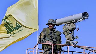 Archív fotó: Hezbollah-katona figyel a libanoni-szíriai határon