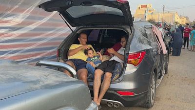 Refugiados palestinianos vivem dentro de carros no sul da Faixa de Gaza