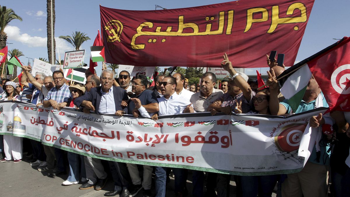 تونسيون يشاركون في مسيرة مؤيدة للفلسطينيين