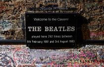 Placa na parede do "Cavern Club" com o número de concertos dos Beatles naquele espaço