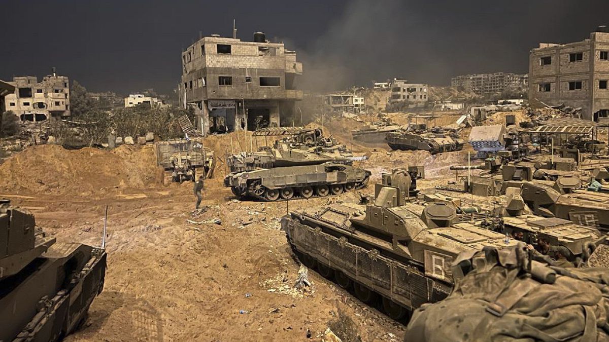 Foto des israelischen Militärs: Gepanzerte israelische Mannschaftswagen während einer Bodenoperation im Gazastreifen