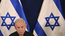 Benjamin Netanyahu e la bandiera di Israele. 