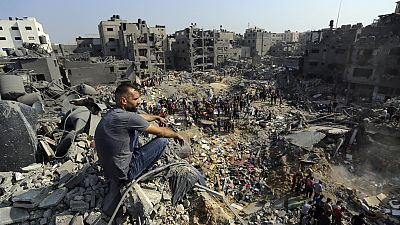 مردی نشسته بر ویرانه‌های غزه