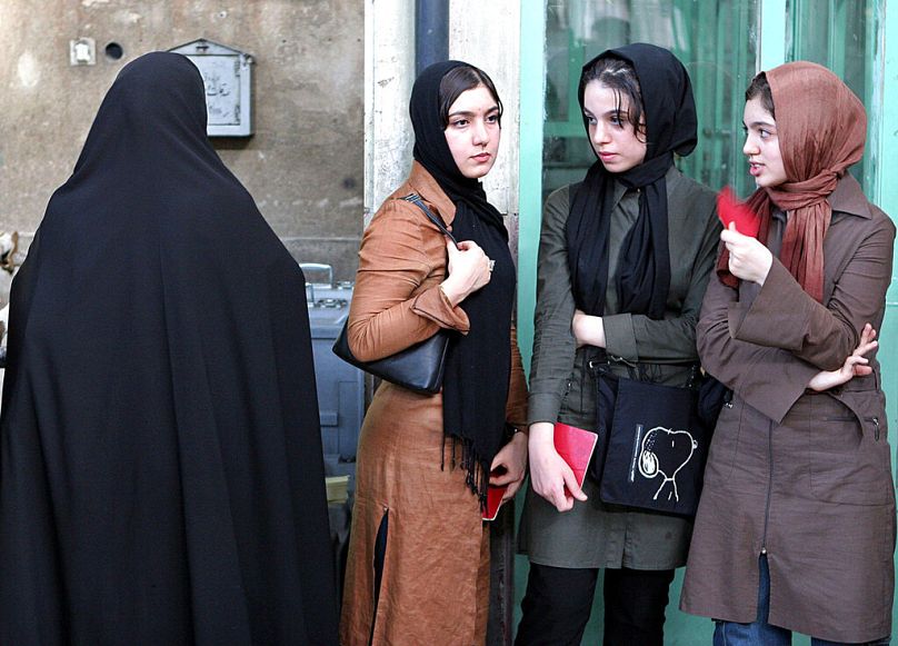 İran'ın başkenti Tahran'da kadınlar (arşiv)