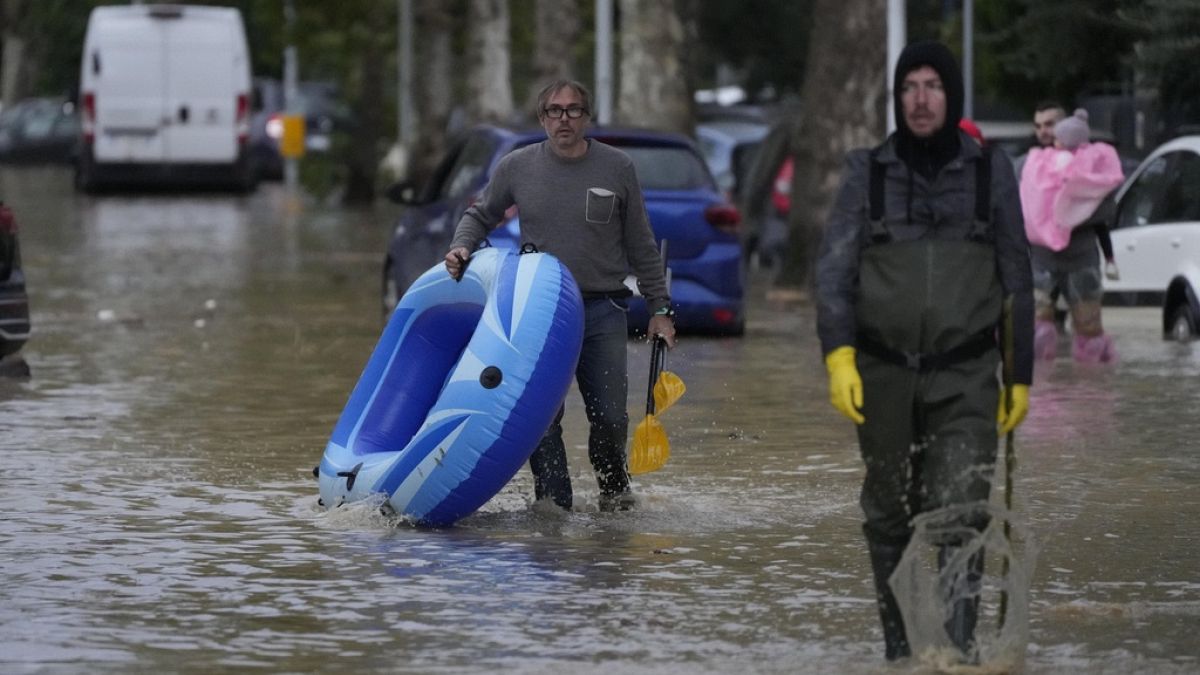 Ruas inundadas em várias cidades de diferentes países da Europa