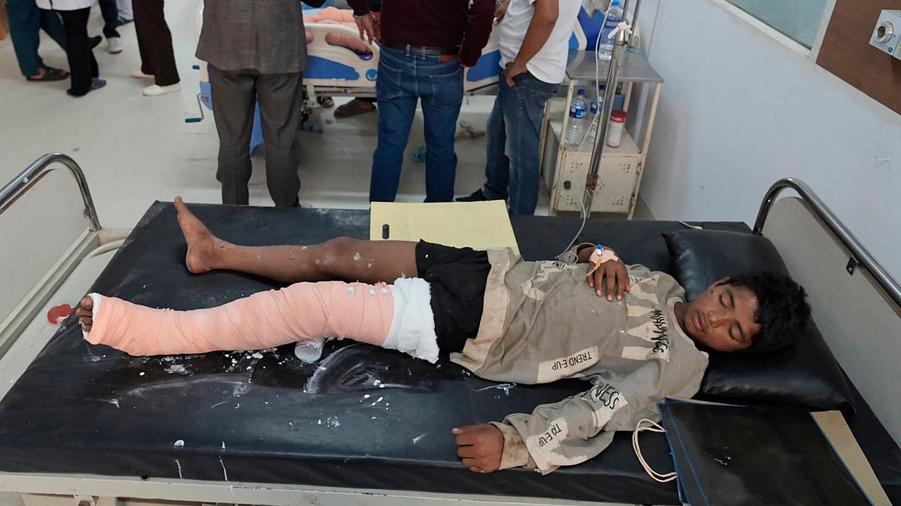 Criança ferida no sismo recebe assistência no hospital Bheri, em Nepalguni