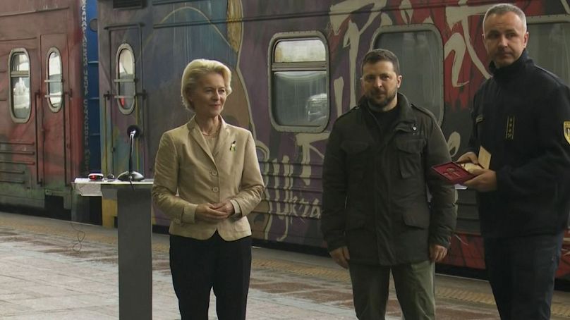 Funzionari delle ferrovie ucraine ricevono premi durante una cerimonia alla stazione di Kiev