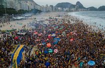 Adeptos argentinos do Boca Juniors no areal de Copacabana, no Rio de Janeiro