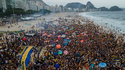 Afionados del Boca Juniors en la playa de Copacabana de Río de Janeiro. 